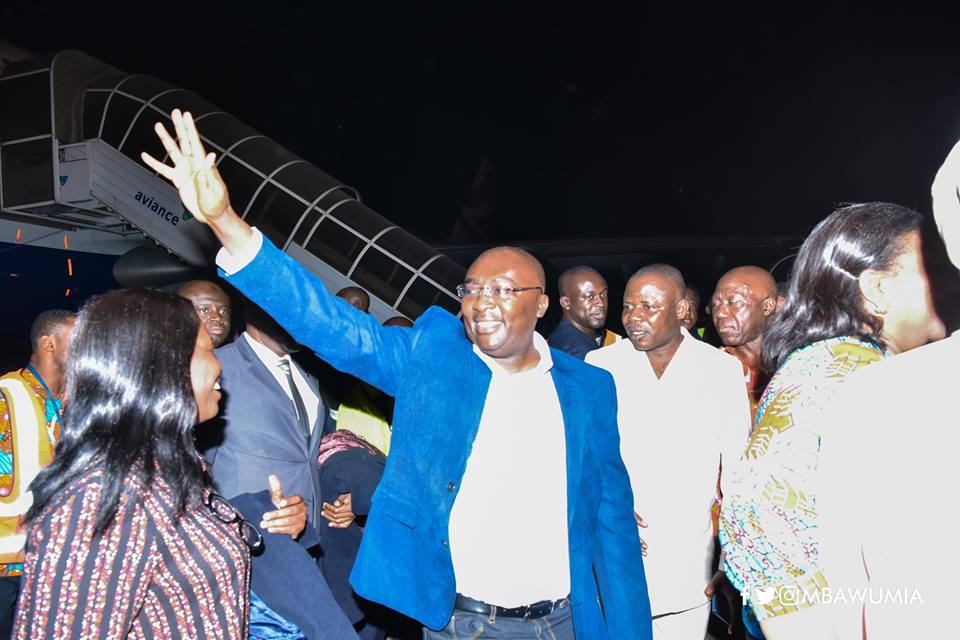 Dr. Mahamudu Bawumia waving at the crowd at the Airport when he returned