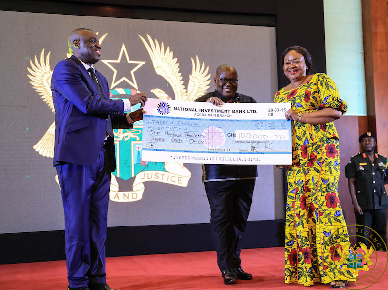 President Akufo-Addo presenting a cheque of 100,000 to the Makola Traders Association