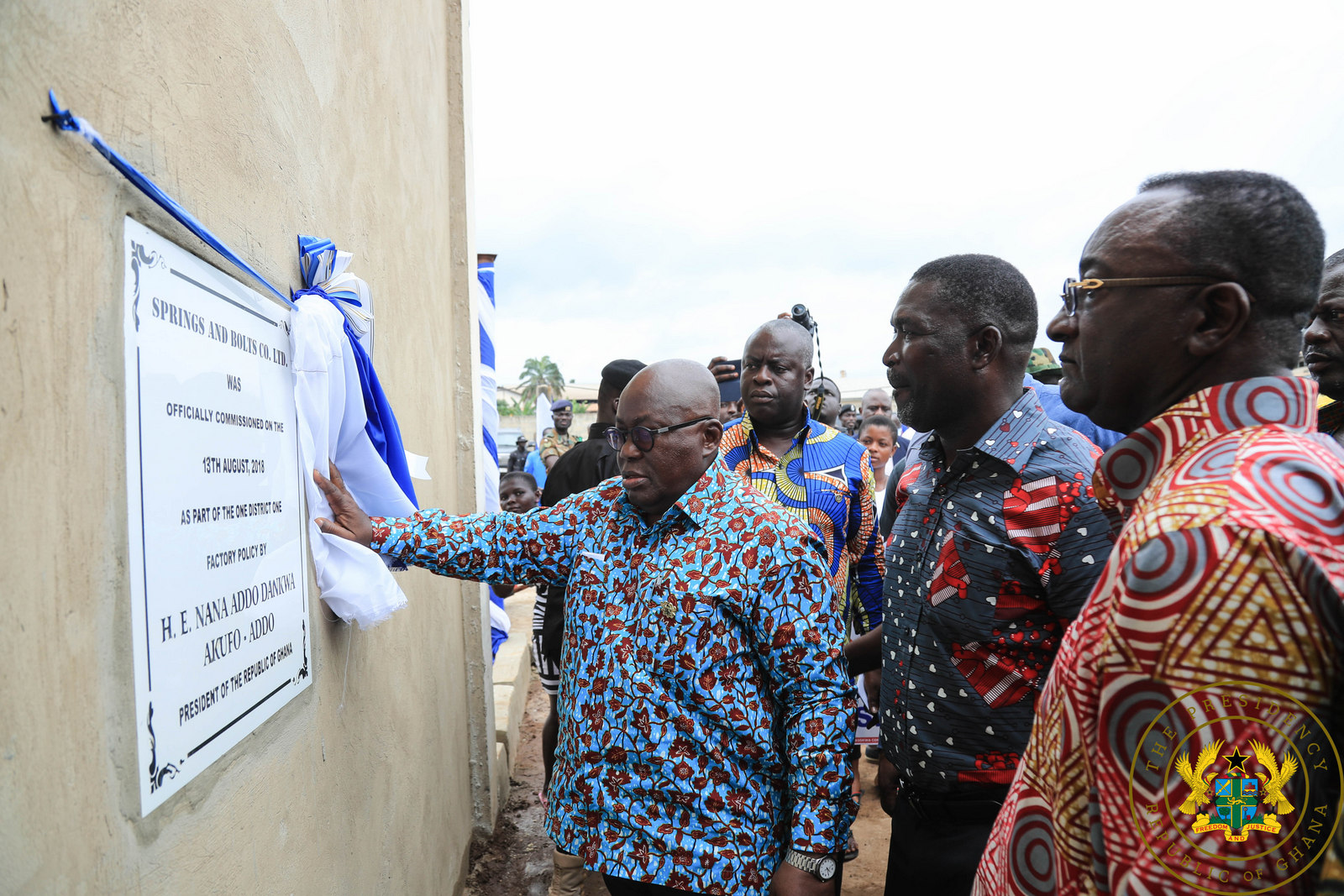 President Akufo-Addo unveiling the plaque at the commissioning