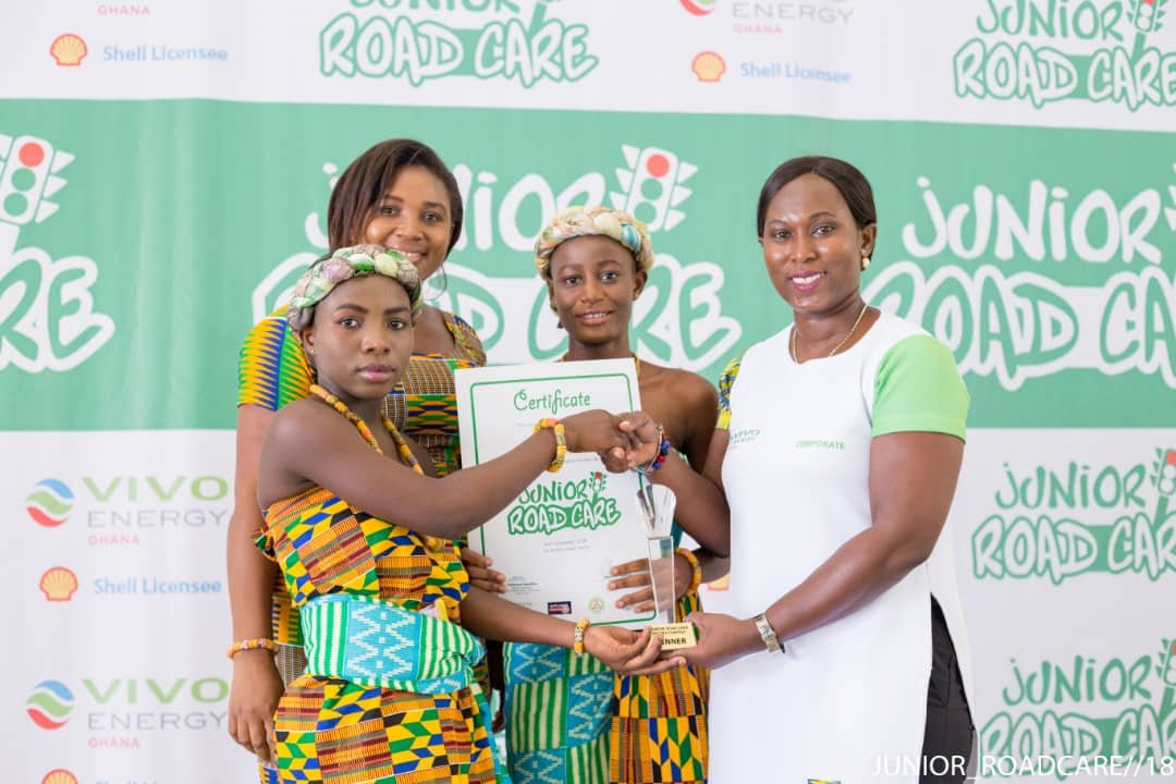 Mrs. Shirley Tony Kum Corporate Communications Manager of Vivo Energy Ghana presenting the ultimate prize to the winning school Salvation Army A School