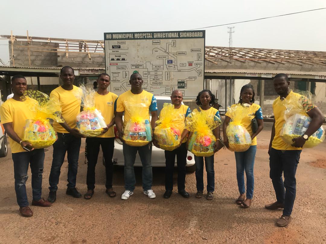 Some MTN staff Volunteers carrying baby hampers to presented at Ho