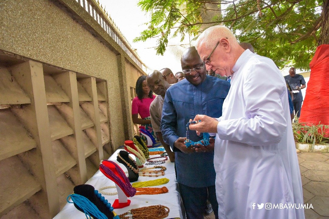 Bawumia celebrates Val’s Day with street kids