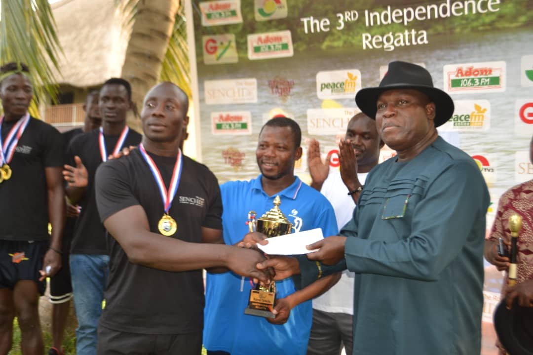Odeneho Kwafo Akoto III presenting prize to the winners