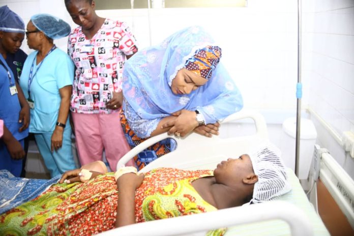Samira Bawumia interacting with a patient at the ward