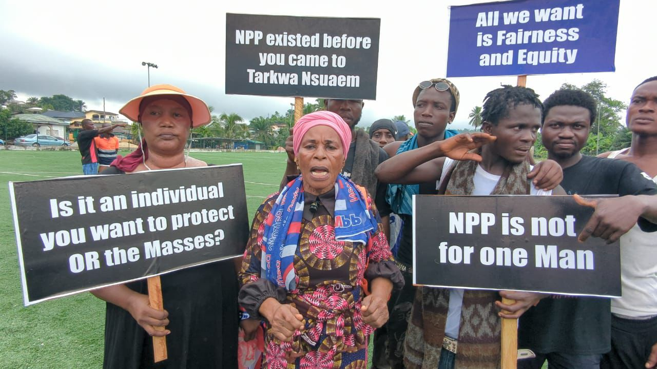 Tarkwa-Nsuaem: Aggrieved NPP members demonstrate over alleged party “hijacking”